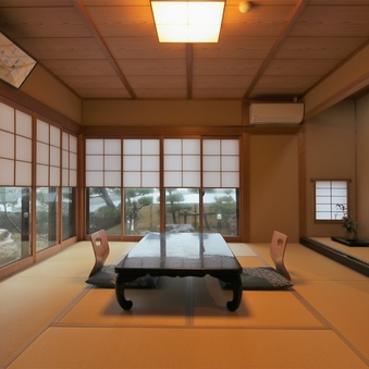 【ダブルベッド付・和洋室「金波」】客室から庭と日本海を一望
